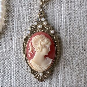 Vintage 1928 Company Victorian inspired cameo & faux pearl goldtone necklace